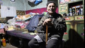 „Am rămas singur!” La 82 de ani, Nea Costică trăiește ca un pustnic. Bătrânul se luptă cu singurătatea din satul uitat de lume în care locuiește: „Au plecat pe rând și nu s-au mai întors”
